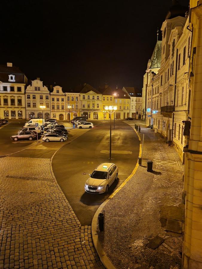 Velke Studio Na Velkem Namesti S Vybavenou Kuchyni Hradec Králové 외부 사진
